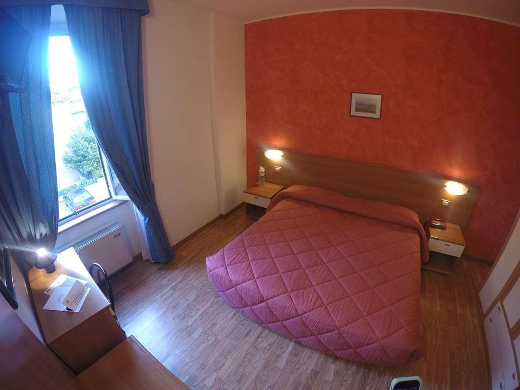 Hotel 2000 Φαμπριάνο Δωμάτιο φωτογραφία