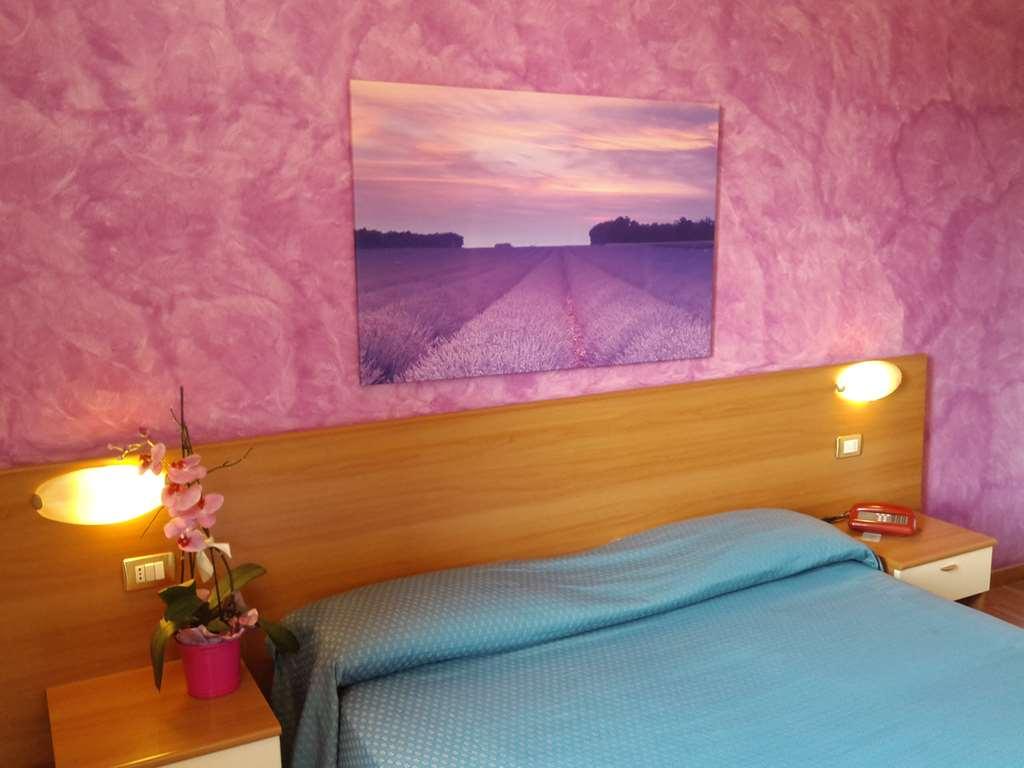 Hotel 2000 Φαμπριάνο Δωμάτιο φωτογραφία
